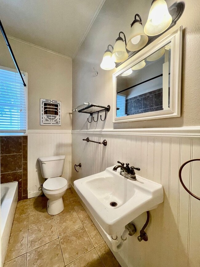 Building Photo - Charming + Convenience - 3 Bedroom, 2 Bathroom Home