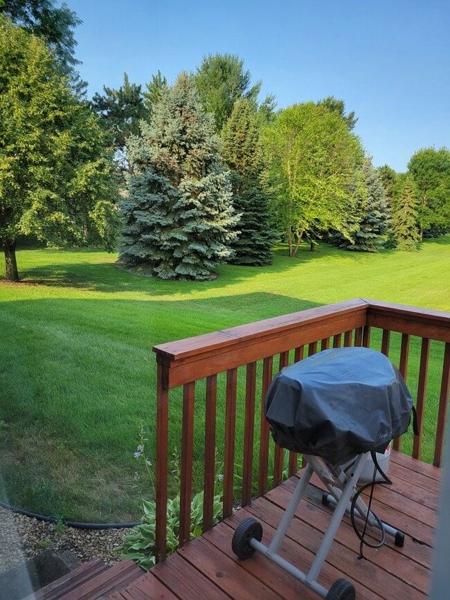 Building Photo - Spacious End Unit Townhouse