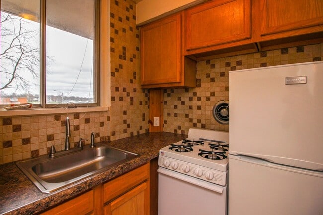 Building Photo - 2BR/1BA Apartment - Near Campus - Swift access to Class! WATER INCLUDED! $1,000/MO