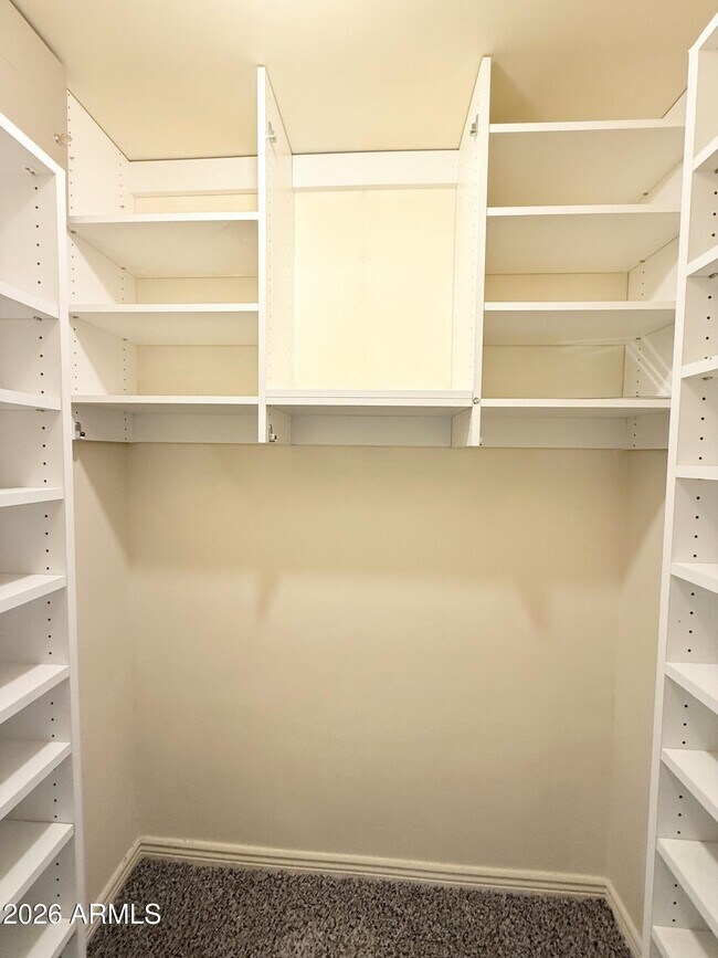 Building Photo - 710 E Hermosa Dr