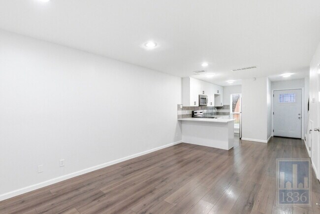 Building Photo - 3820 Southway Dr