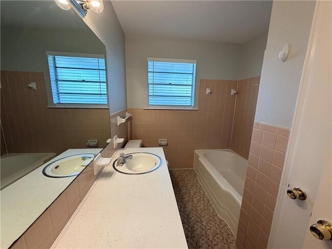 Building Photo - 210 Transcontinental Dr