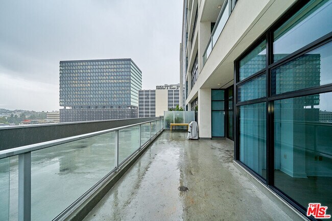 Building Photo - 3223 W 6th St