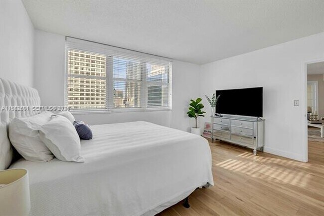 Building Photo - 801 Brickell Bay Dr