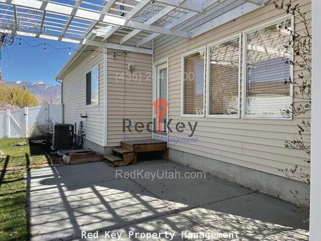 Building Photo - 1380 Single Family Home