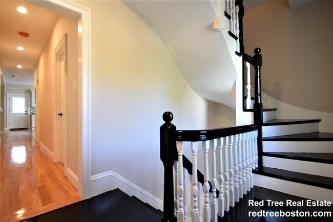 Building Photo - 8 Cherokee St