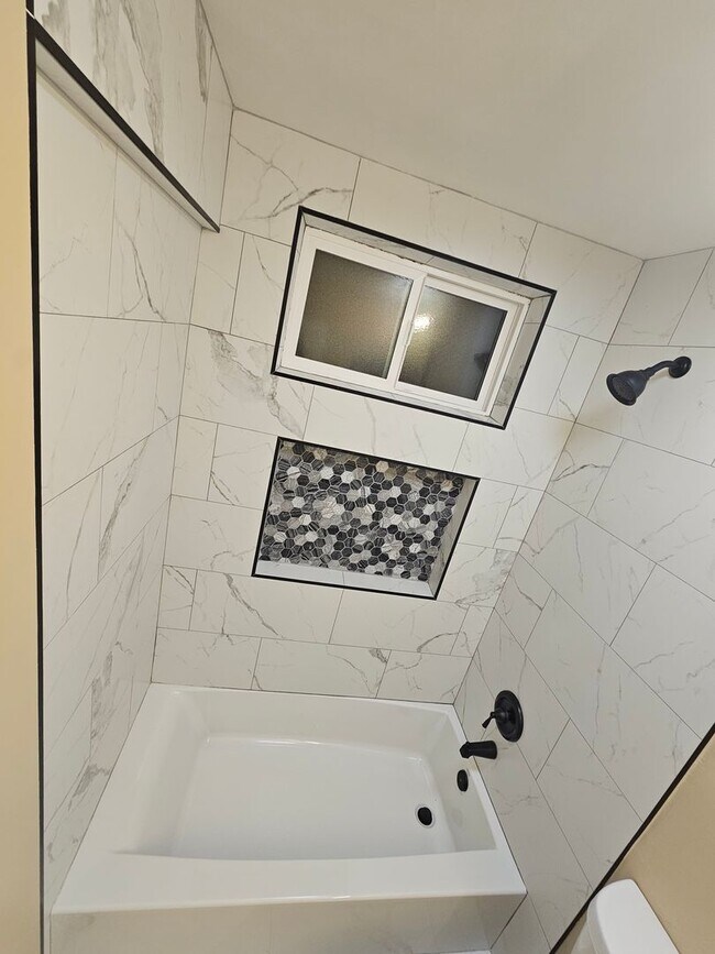 Building Photo - Encinitas Renovated Two Bedroom Apartment