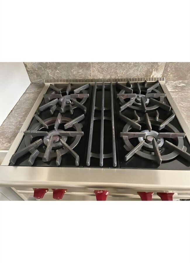 Building Photo - 1300 Lincoln Rd