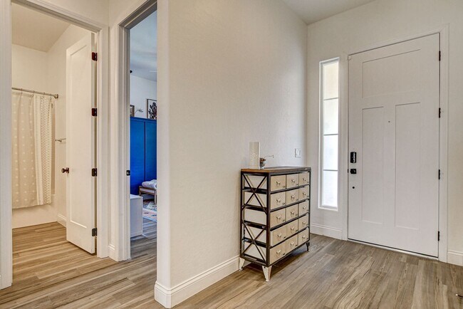 Building Photo - BEAUTIFUL 3 BED 2 BATH IN GATED MOUNTAINS ...