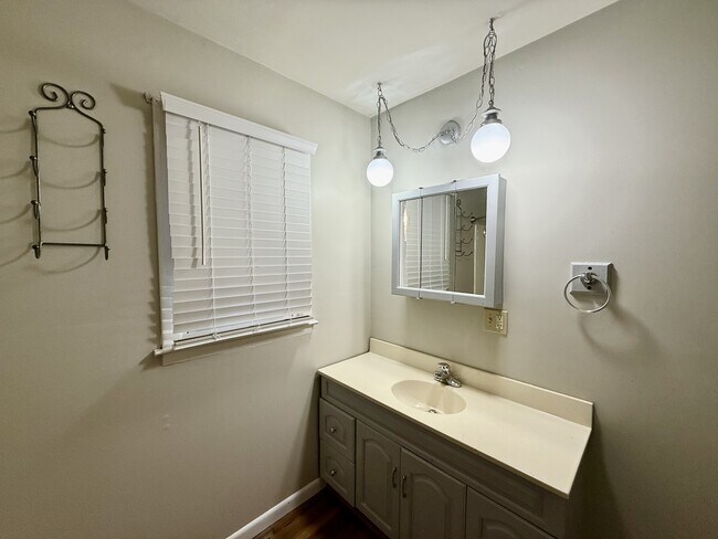 Building Photo - 117 Holly Ave