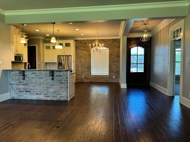 Building Photo - Gated community with community POOL!!!!