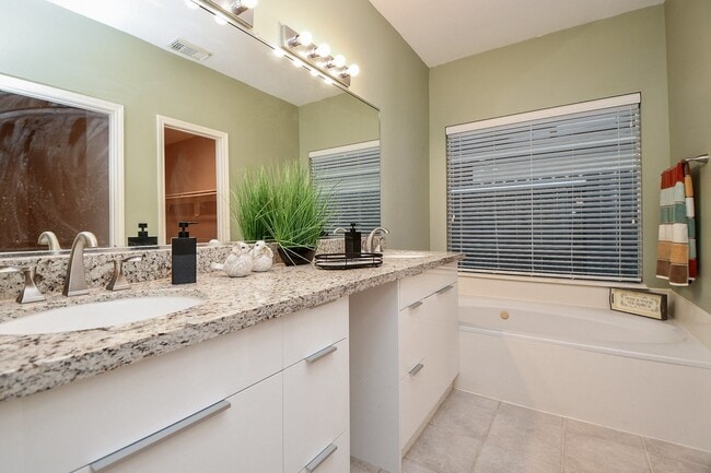 Building Photo - 4202 Creek Hollow Ln