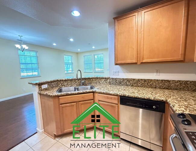 Building Photo - **Spacious and Updated Townhome in Desirab...