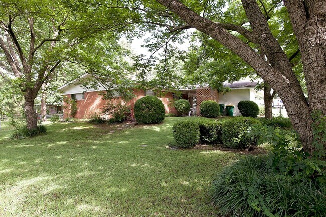 Building Photo - For Rent – Spacious Home Next to Spring Lake Park!