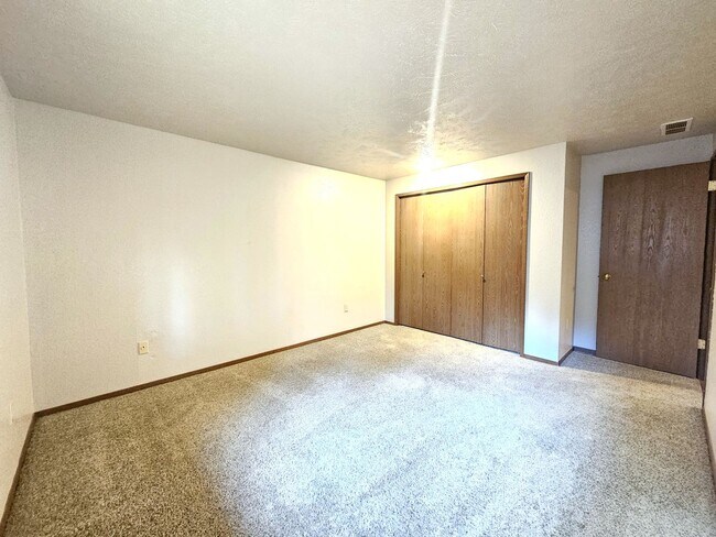 Building Photo - 6902 N Old Fort Dr