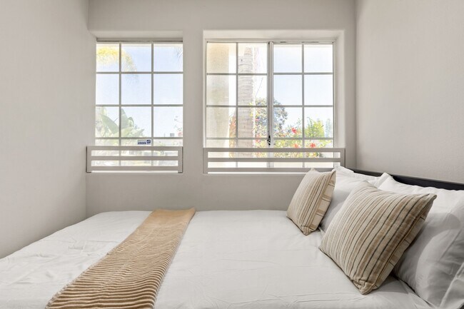 Building Photo - 10777 Ashton Ave