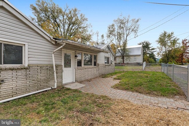 Building Photo - 1915 Rettman Ln