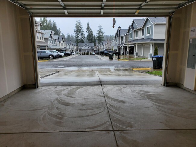 Building Photo - 6909 Delaney Ln NE