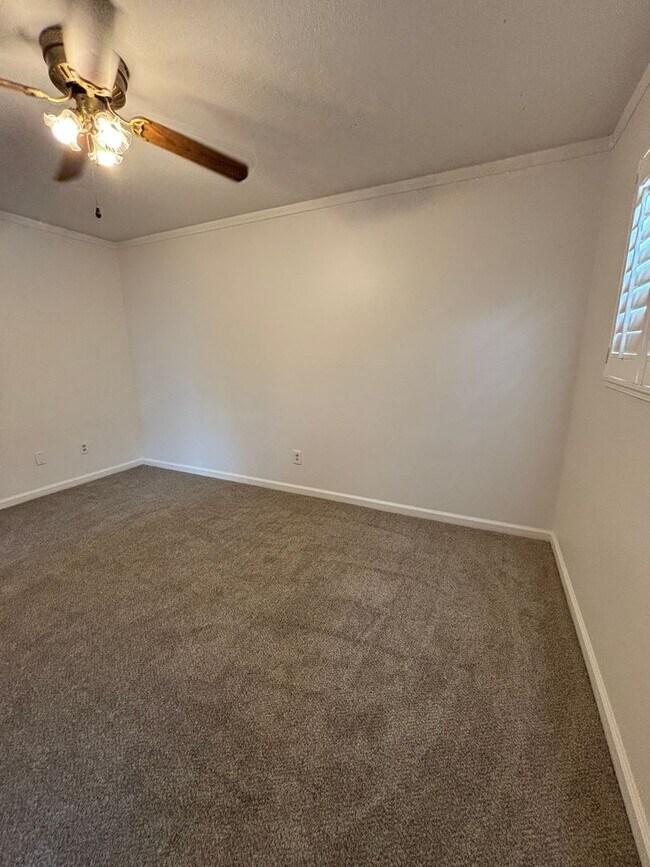 Building Photo - 4122 Aragon Dr