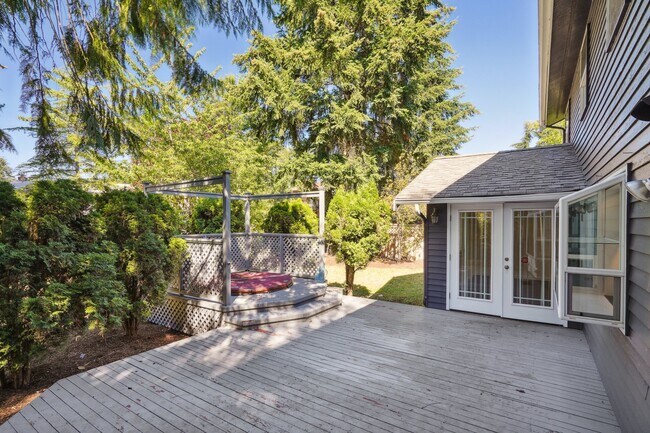 Building Photo - 2119 Duvall Ave NE