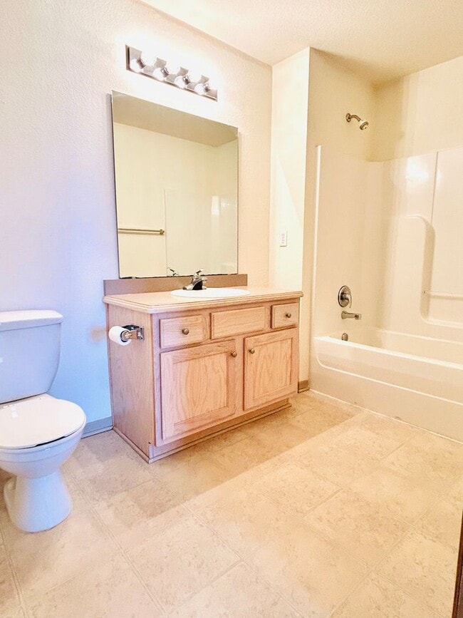 Building Photo - 2 Bedroom Apartment, Great Location!