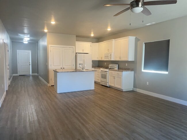 Building Photo - 2561 N Clark Pky