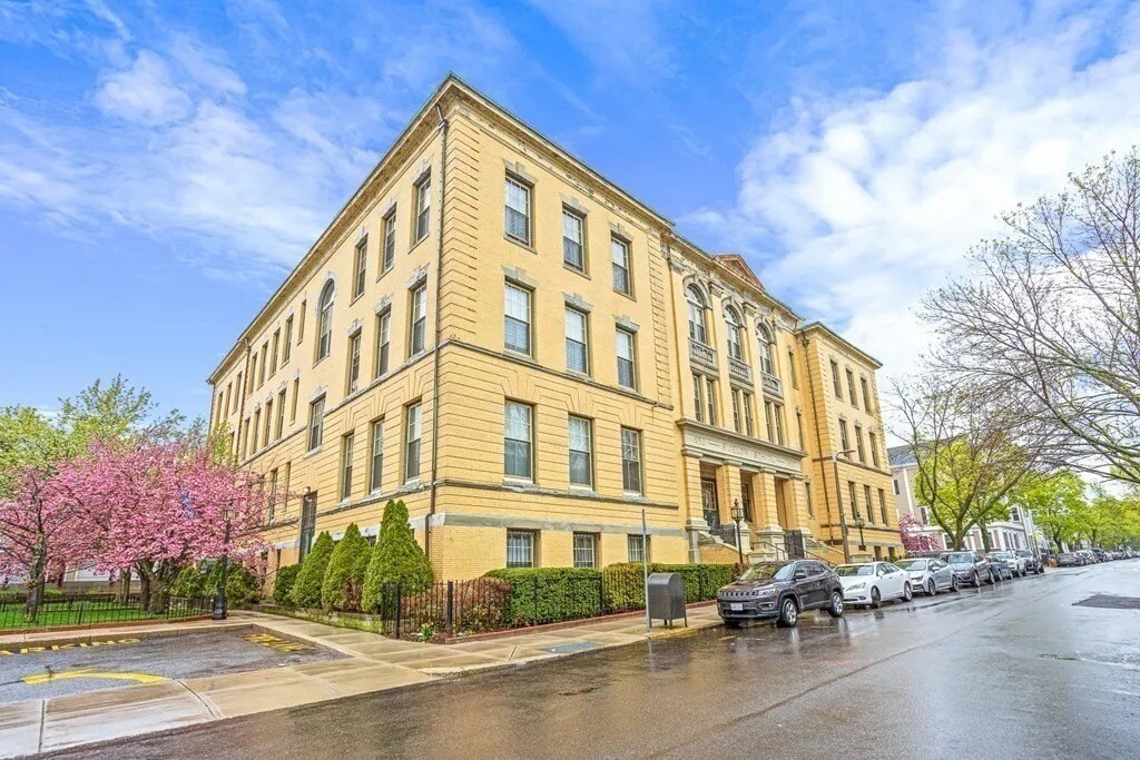 Building Photo - 350 W 4th St