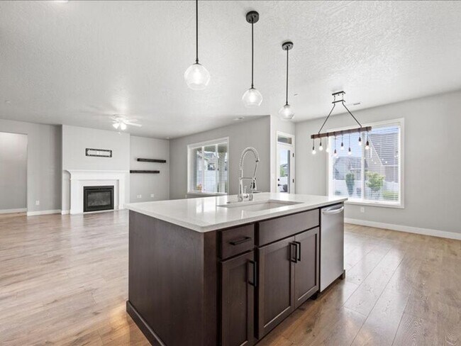 Building Photo - 4725 Roark Dr