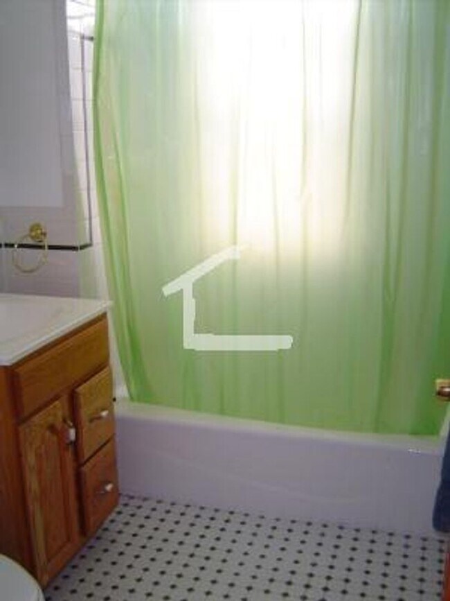 Building Photo - Wallingford 3 Bed
