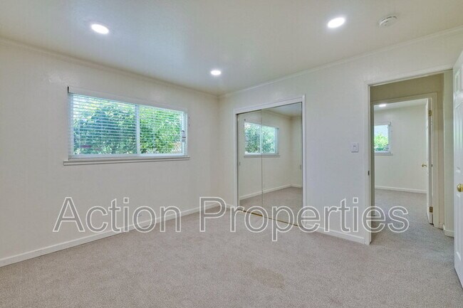 Building Photo - 1128 Kentwood Ave