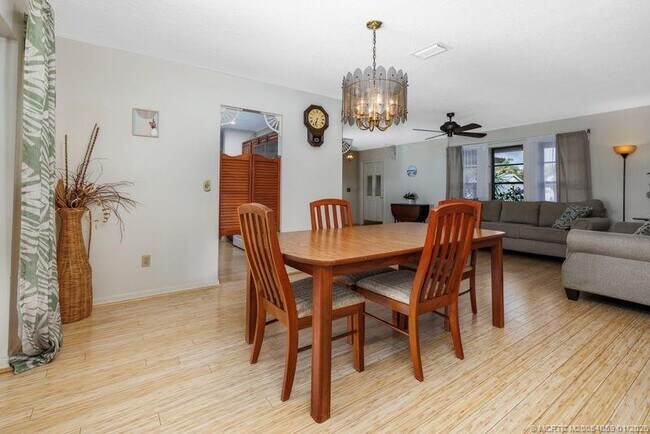 Building Photo - 160 SE Duxbury Ave