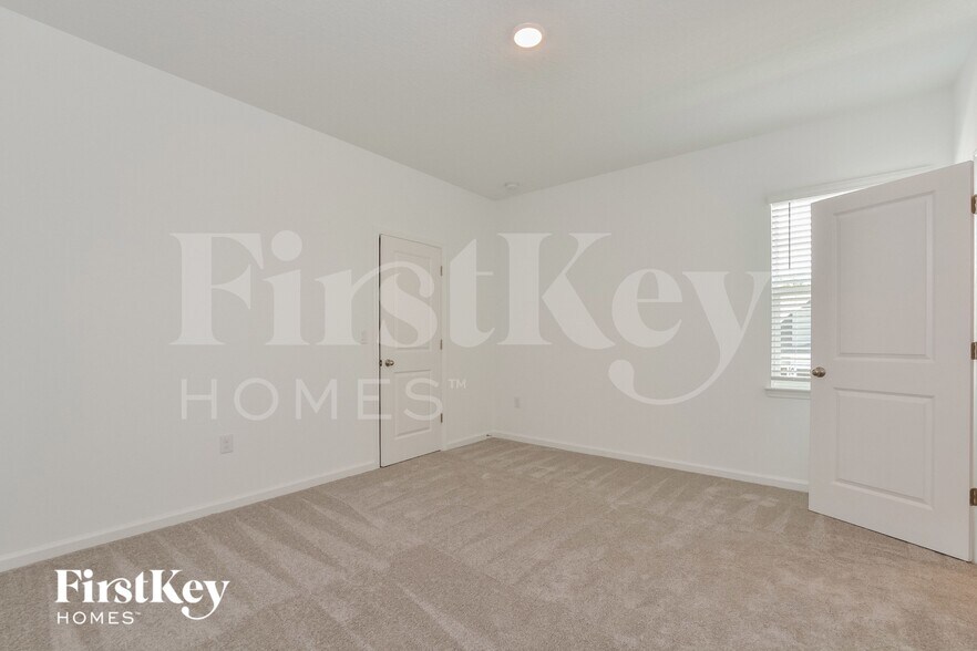 Building Photo - 611 Avila Pl