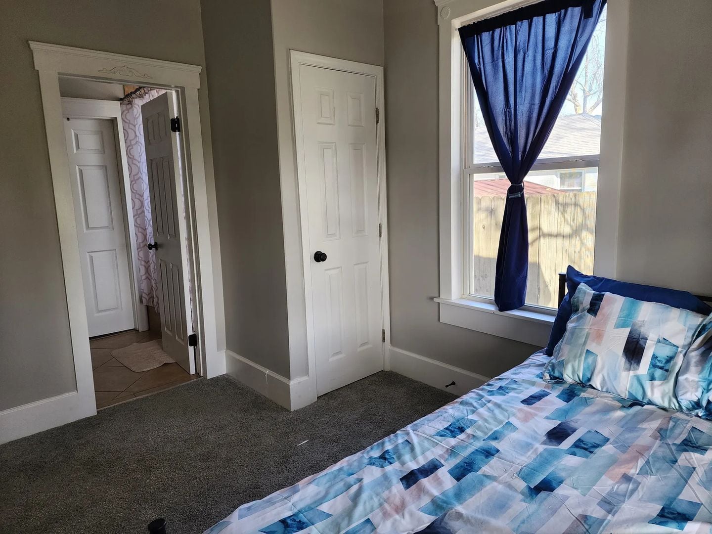 Building Photo - 1115 E 8th St