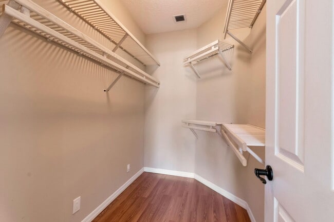Building Photo - 12372 Cascades Pointe Dr