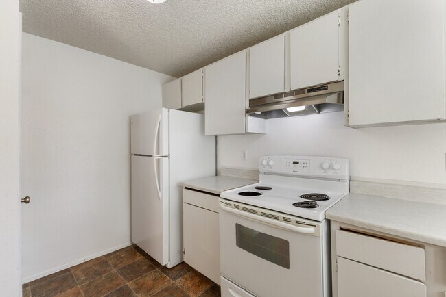 Building Photo - Spacious Apartment in Cozy Tacoma Neighbor...