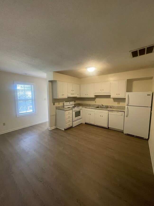 Building Photo - 1402-M Gorman St. 1 Bedroom / 1 Bathroom ~ Walk to NCSU & on Wolfline ~