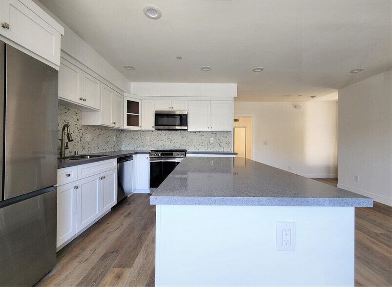 Building Photo - 543 N Kingsley Dr