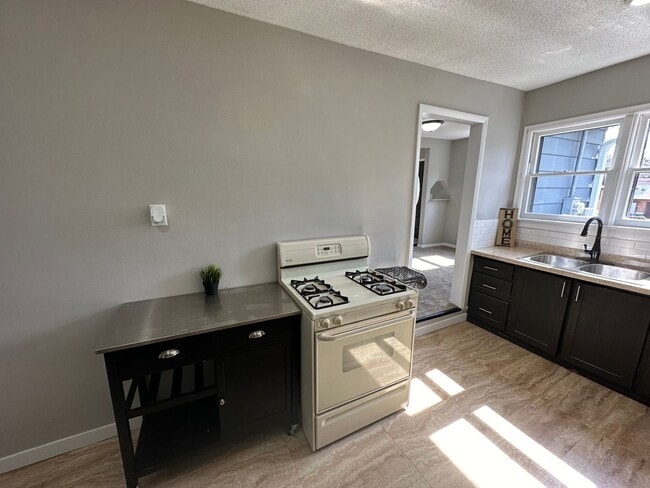 Building Photo - 3 Bedroom, 1 Bathroom Home for Rent in Evansdale, Ia