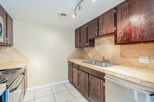 Building Photo - Spacious Upper-Level Retreat Minutes from TMC & St. Joseph’s