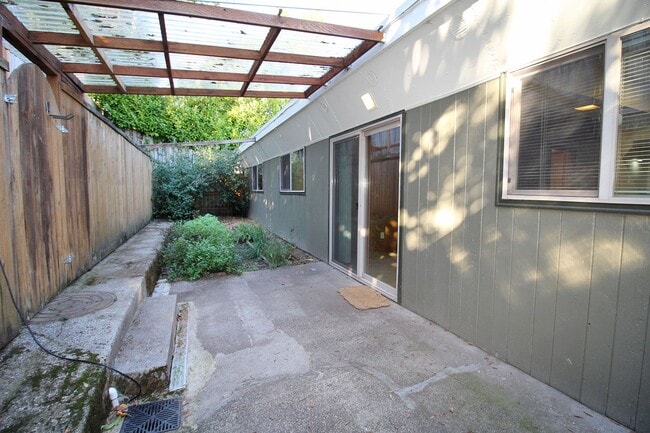 Building Photo - 3200-3236 SW Marigold St