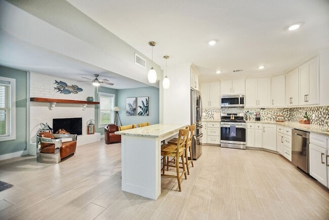 Building Photo - 8 Las Brisas Pl