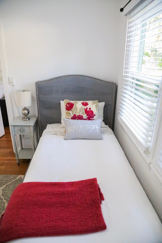 Bedroom 3 twin size bed - 601 S Sweetzer Ave