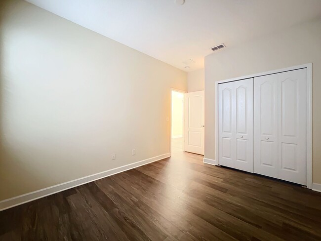 Building Photo - 6 BEDROOM 3 BATHROOM TWO STORY HOME ON IND...