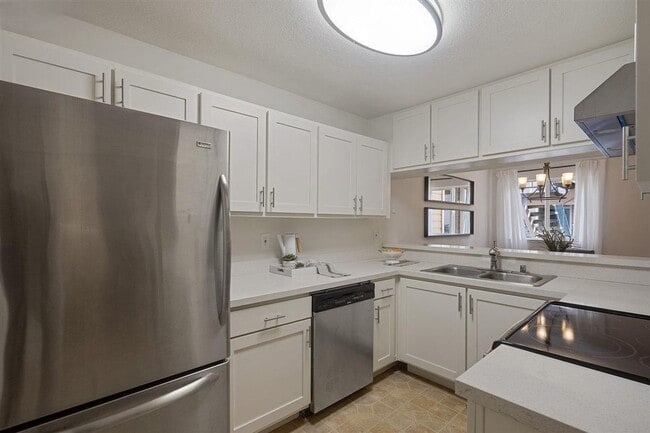 Building Photo - Resort Style Oakland Condo with Private Terrace