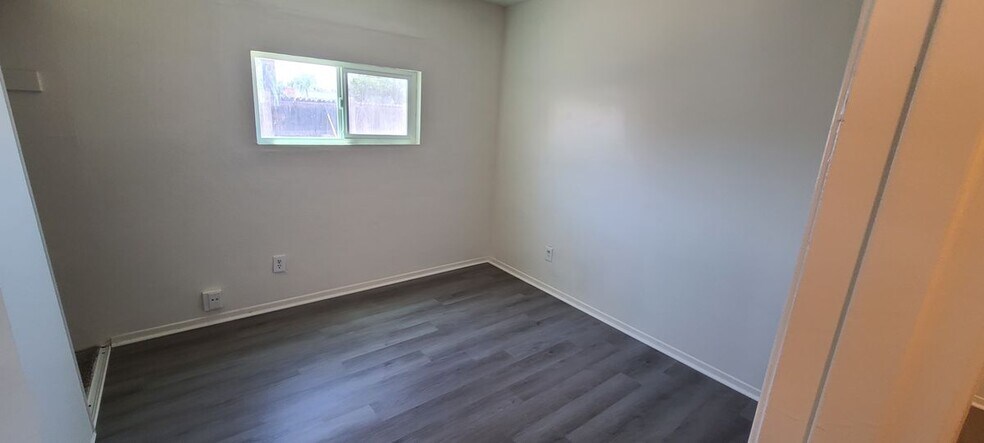 Building Photo - 421 Royal Cir