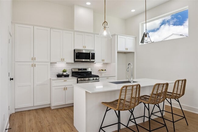 Building Photo - 835 D Rachel St