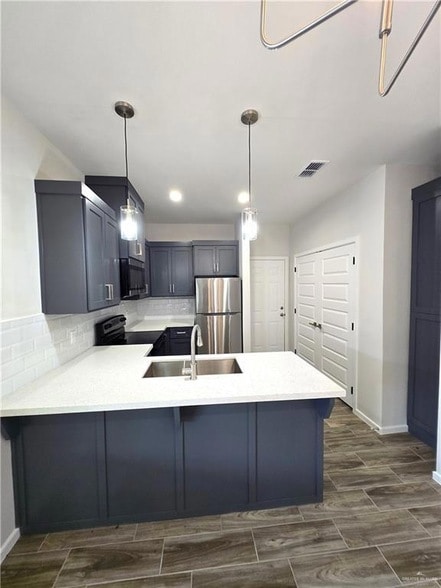 Building Photo - 913 N Clarence Ave