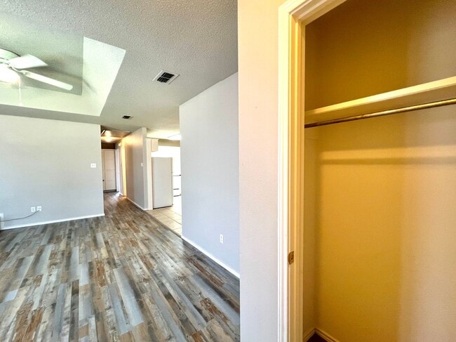 Building Photo - 3 Bedroom Duplex Located In Shadow Hills!