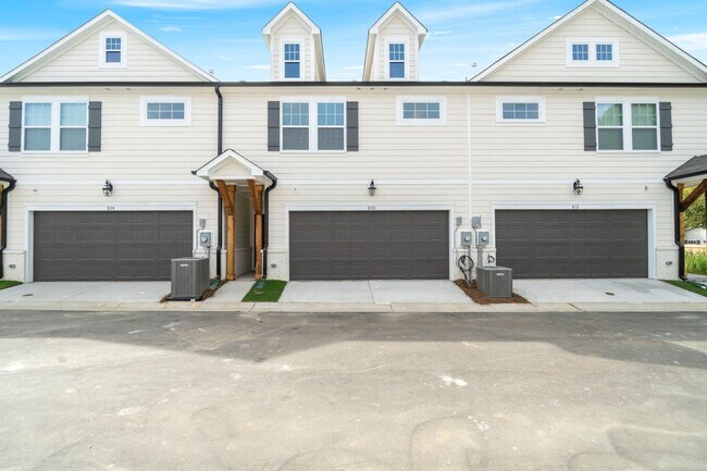 Building Photo - Brand New Construction Luxury Townhome in Pineville