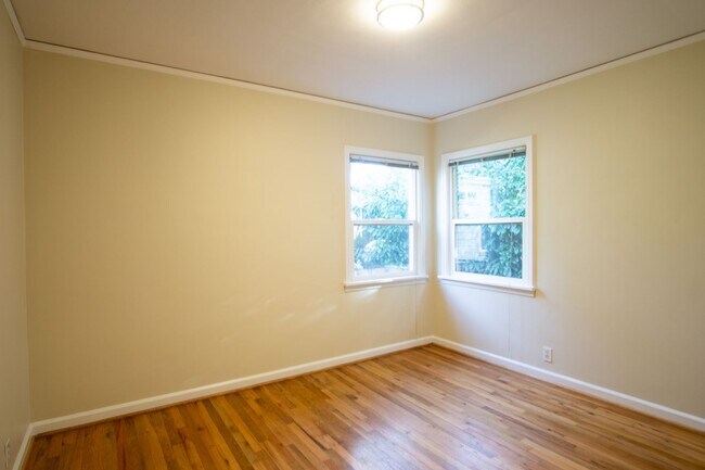 Building Photo - Great Vintage 2-Bed Between Hawthorne & Belmont!